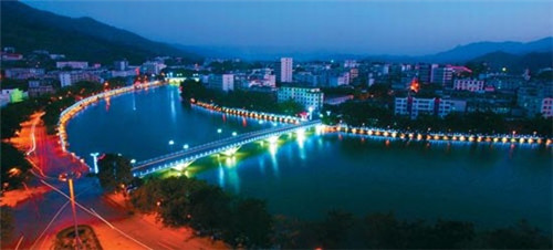 加盟E牌纳米薄膜如何选址，汽车美容加盟店需要多少钱哪家实惠